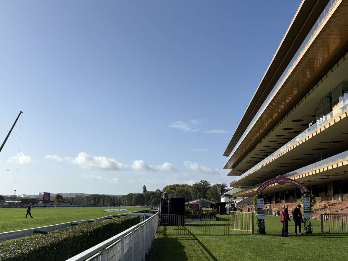 レース当日、5日のパリロンシャン競馬場です。快晴です（撮影・藤本真育）