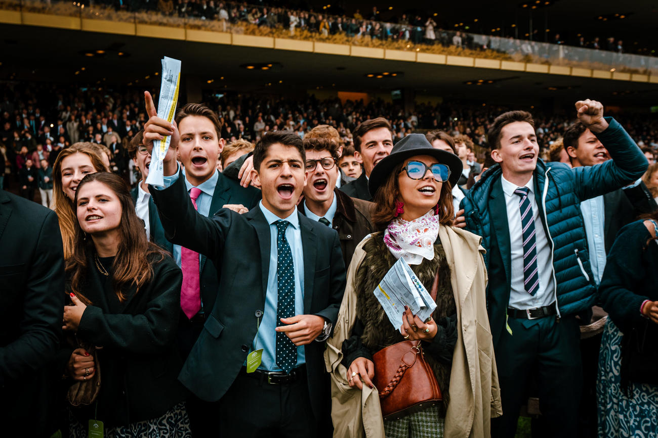 パリロンシャン競馬場で凱旋門賞を応援する観客（Ｃ）France Galop