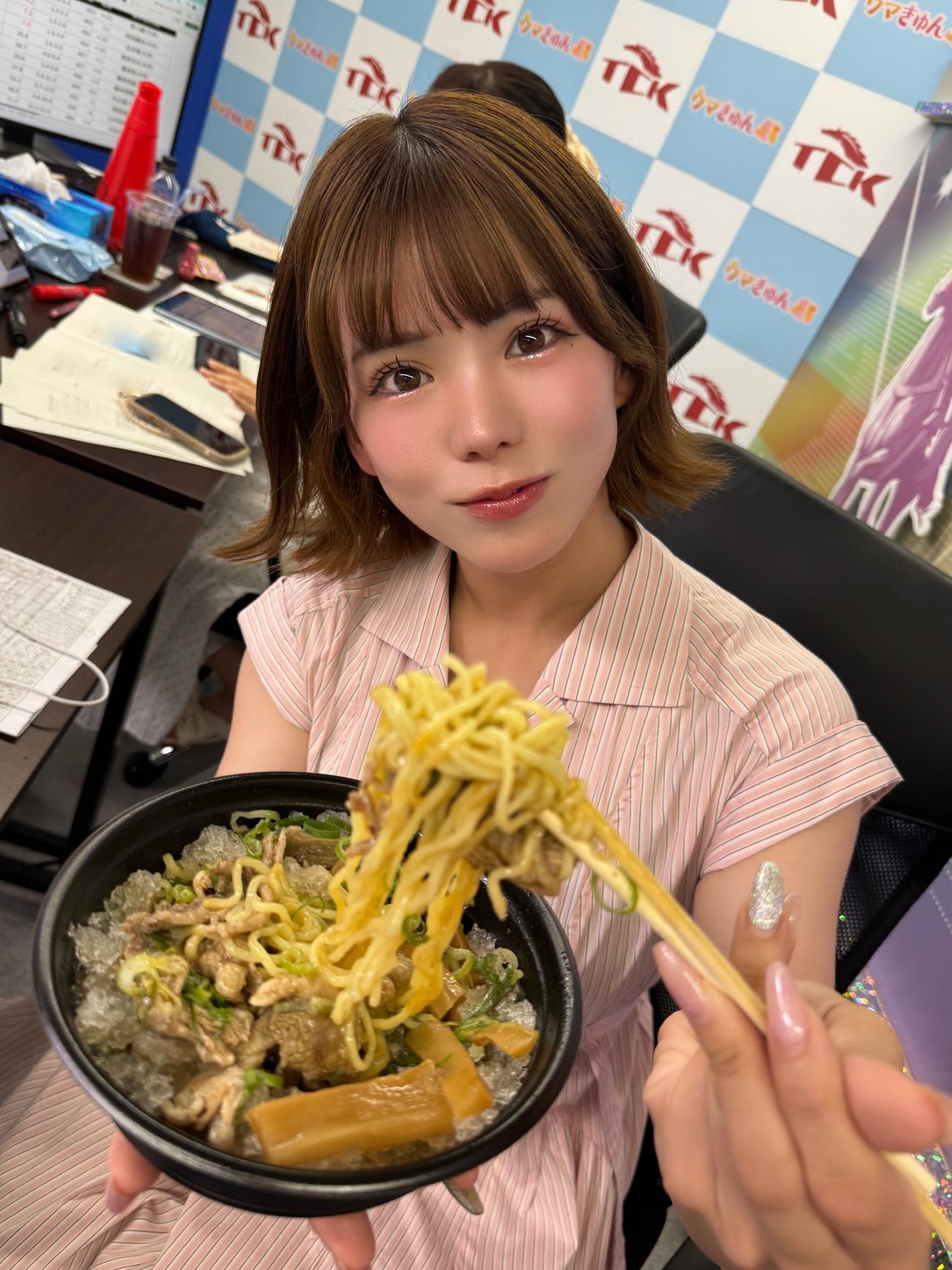 前回ウマきゅんに出演したとき、場内グルメのつけ麺をいただきました。おいしかった～（本人提供）
