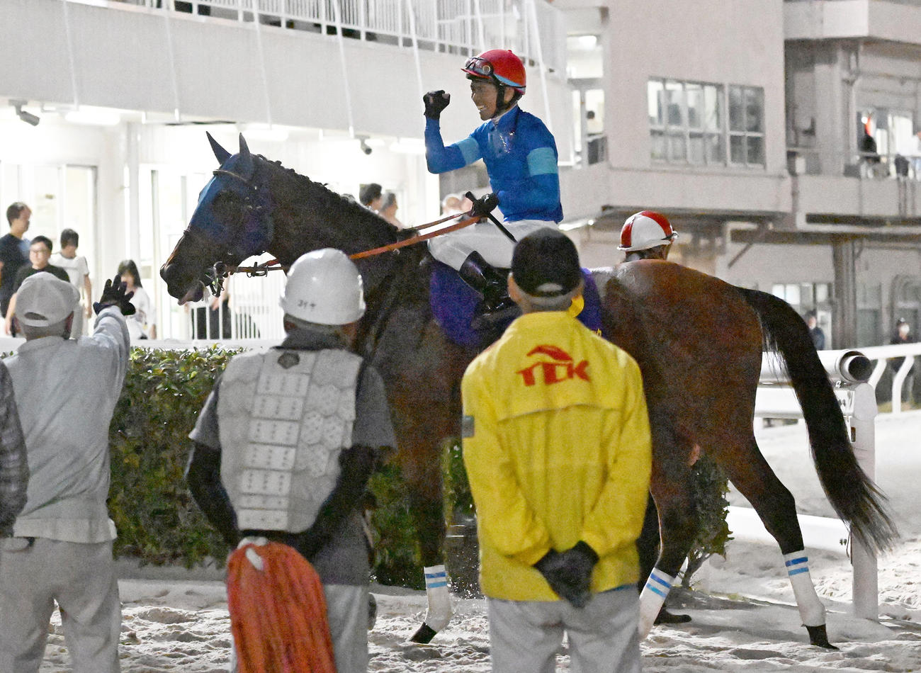 第27回ジャパンダートCを制、ナルカミの鞍上でガッツポーズする戸崎騎手（撮影・千葉一成）