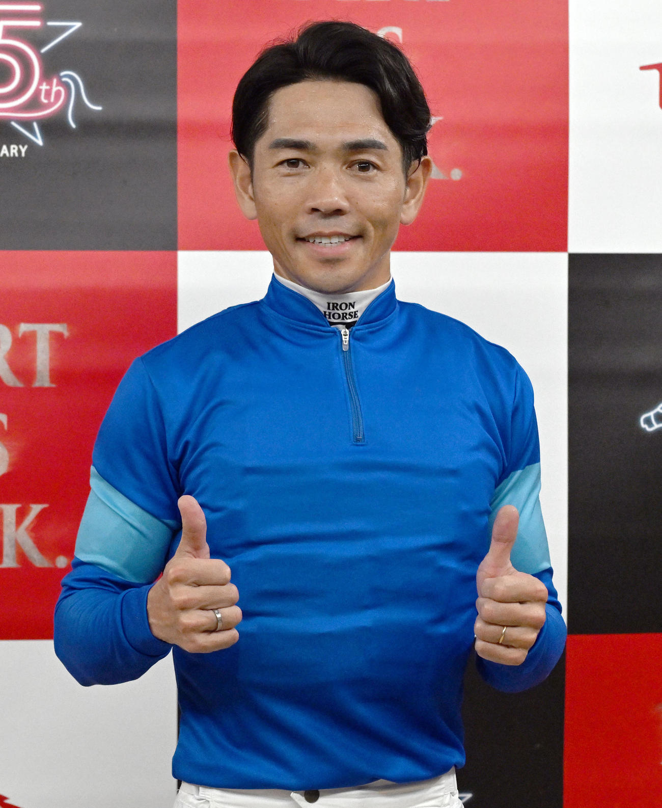 第27回ジャパンダートCをナルカミで制し、ポーズをとる戸崎騎手（撮影・千葉一成）