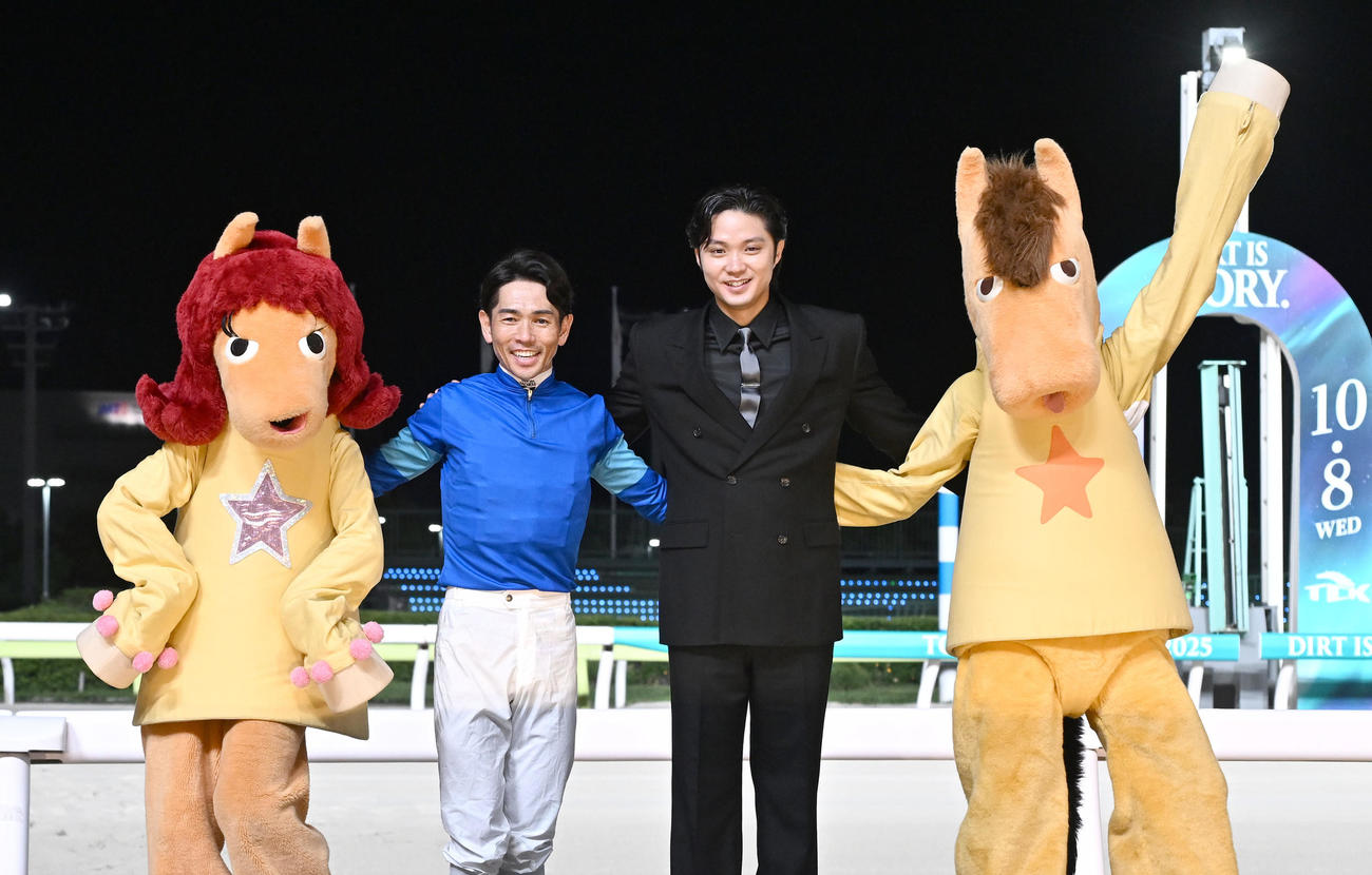 第27回ジャパンダートCをナルカミで制し、プレゼンターを務めた俳優の磯村勇斗（右）と記念撮影する戸崎騎手（撮影・千葉一成）