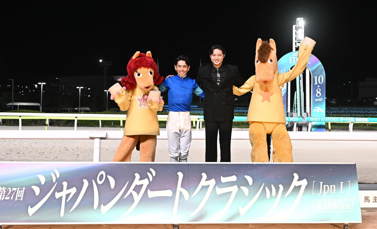 第27回ジャパンダートCをナルカミで制し、プレゼンターを務めた俳優の磯村勇斗（右）と記念撮影する戸崎騎手（撮影・千葉一成）