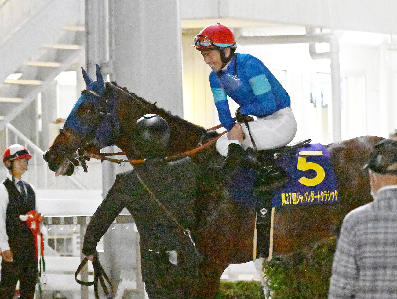 第27回ジャパンダートCをナルカミで制し、関係者と握手する戸崎騎手（撮影・千葉一成）