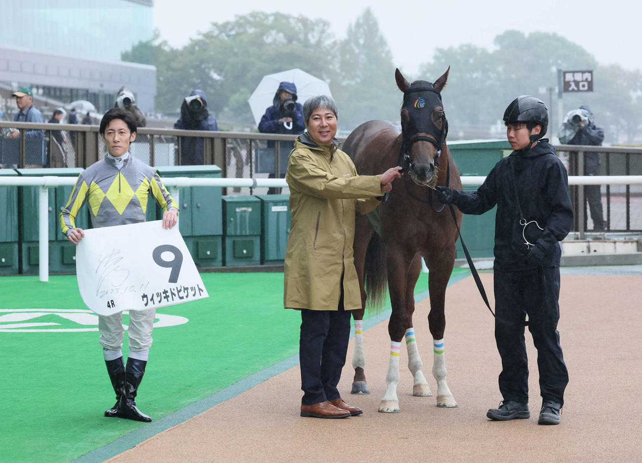 東京4R、2歳新馬戦を制したウィッキドピケットの口取りをする津村騎手と林師（撮影・丹羽敏通）