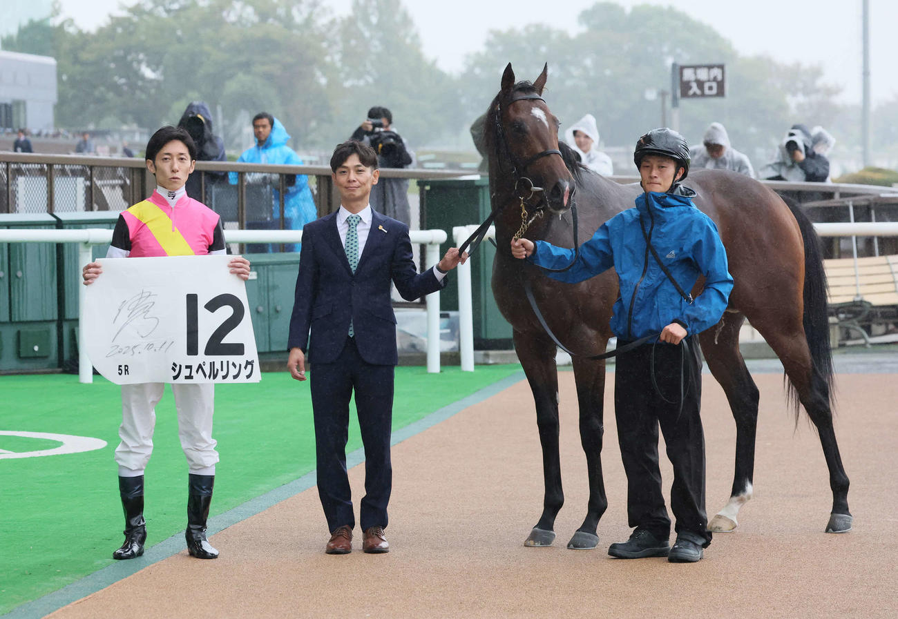東京5R、2歳新馬戦を制したシュペルリングの口取りをする津村騎手と嘉藤師（撮影・丹羽敏通）
