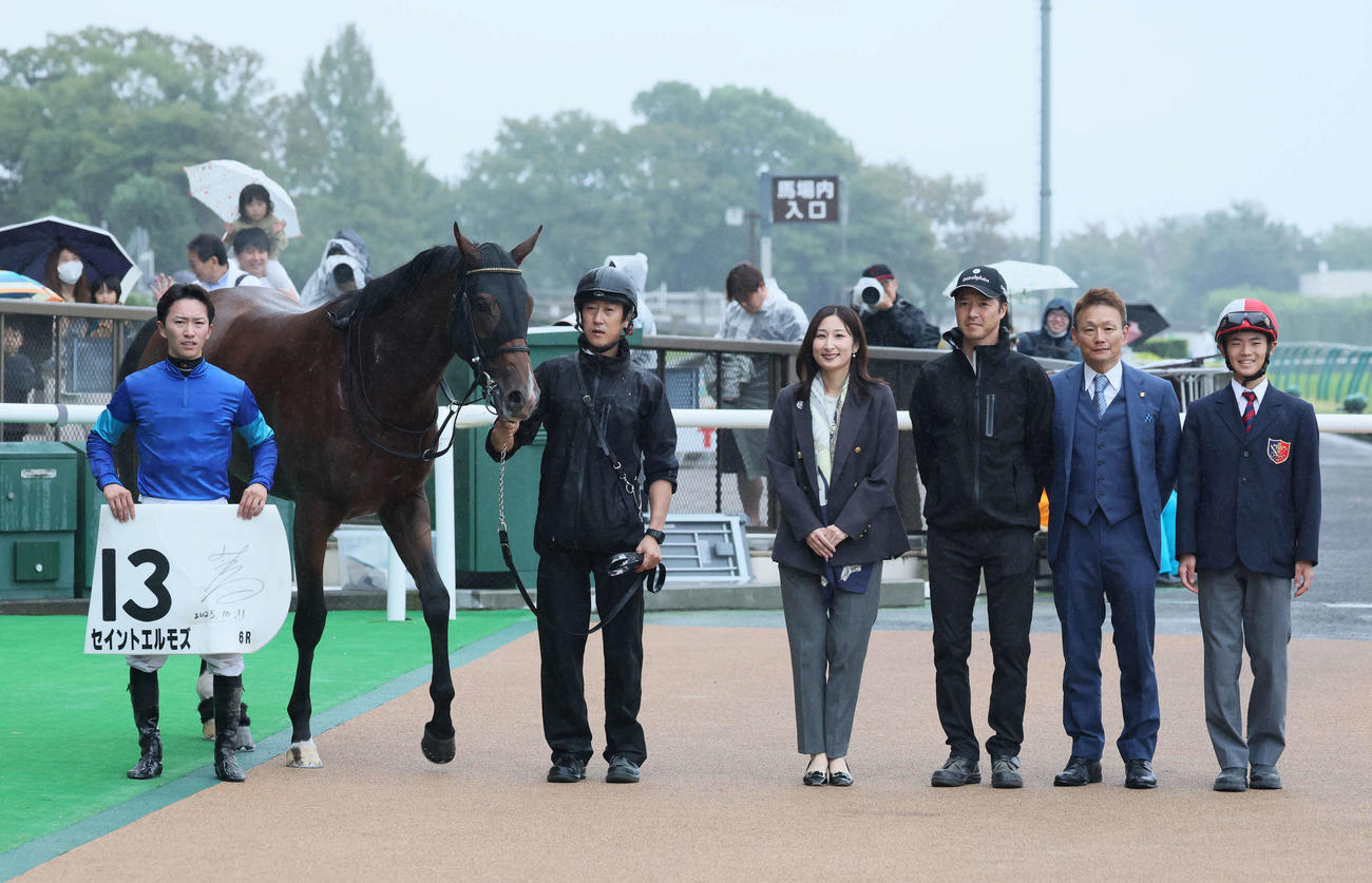 東京6R、2歳新馬戦を制したセイントエルモズの口取りをする菅原明騎手と小島茂師（撮影・丹羽敏通）