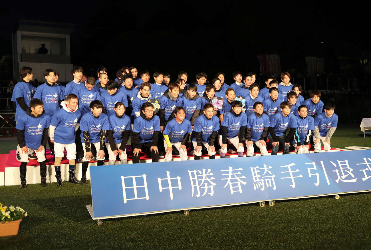 23年、引退式で騎手仲間と写真に納まる田中勝騎手と柴山騎手