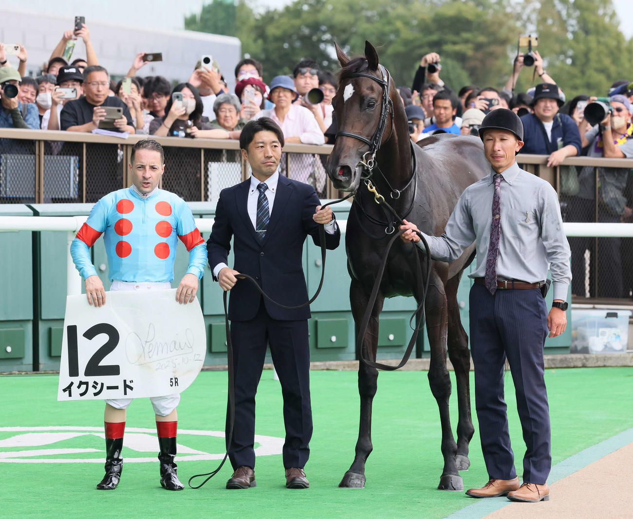 東京5R、2歳新馬戦に勝利したイクシードの口取りをするルメール騎手（撮影・丹羽敏通）