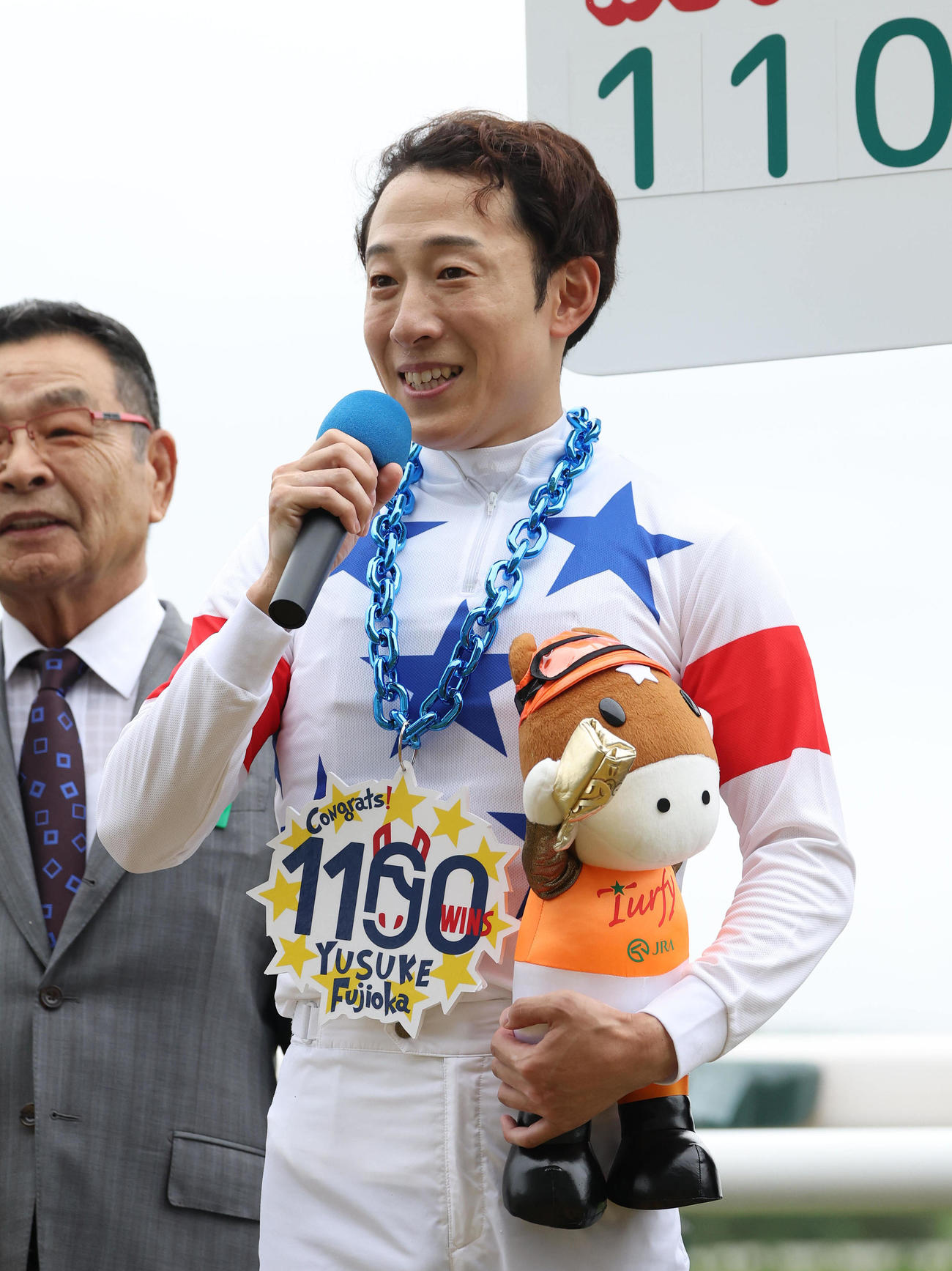 京都5R、JRA通算1100勝を達成して笑顔でインタビューに答える藤岡佑騎手（撮影・白石智彦）
