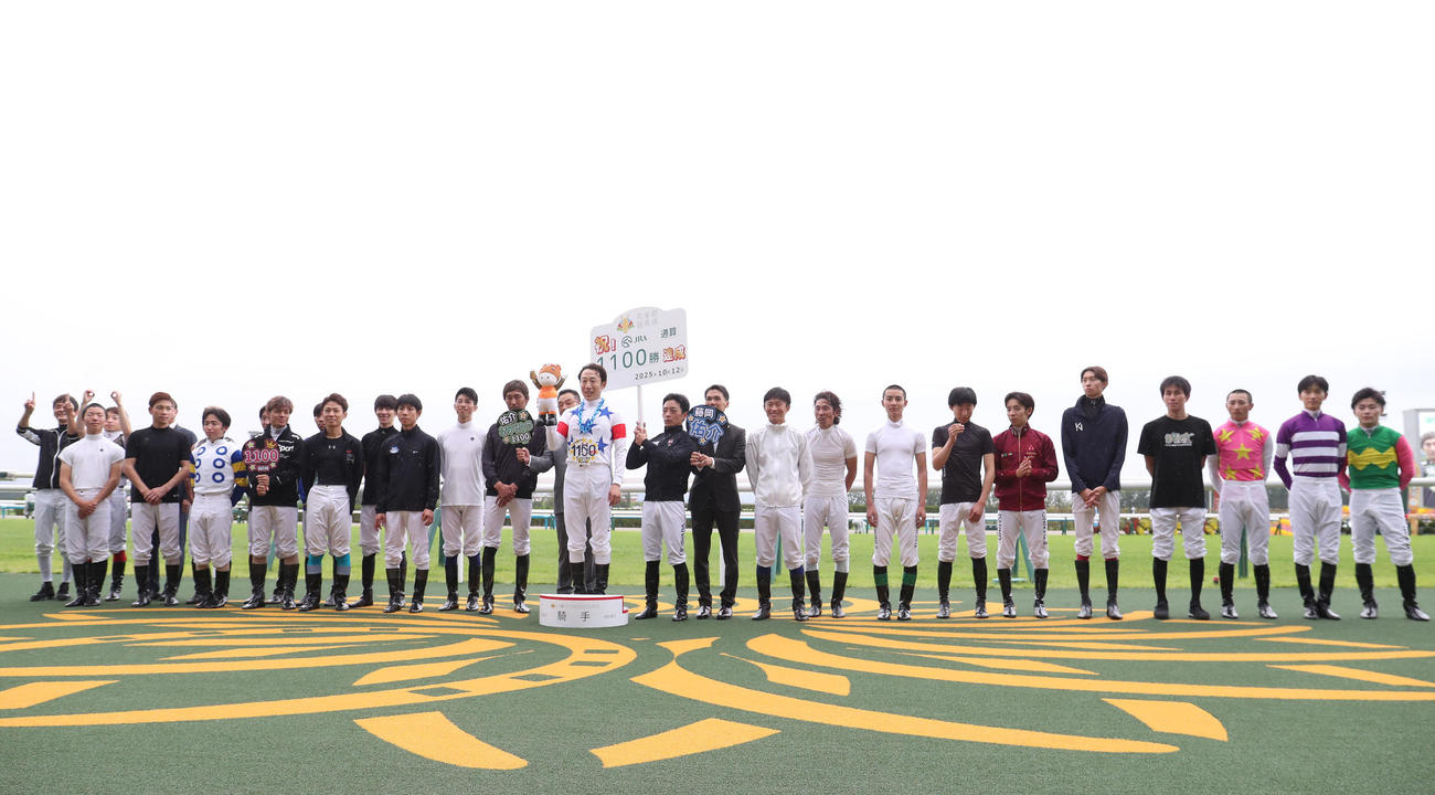 京都5R、JRA通算1100勝を達成して笑顔で記念写真に納まる藤岡佑騎手（中央）（撮影・白石智彦）