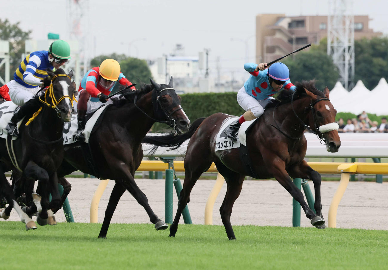 東京8R、3歳上1勝クラスを制したアロンズロッドとルメール騎手（右）（撮影・丹羽敏通）