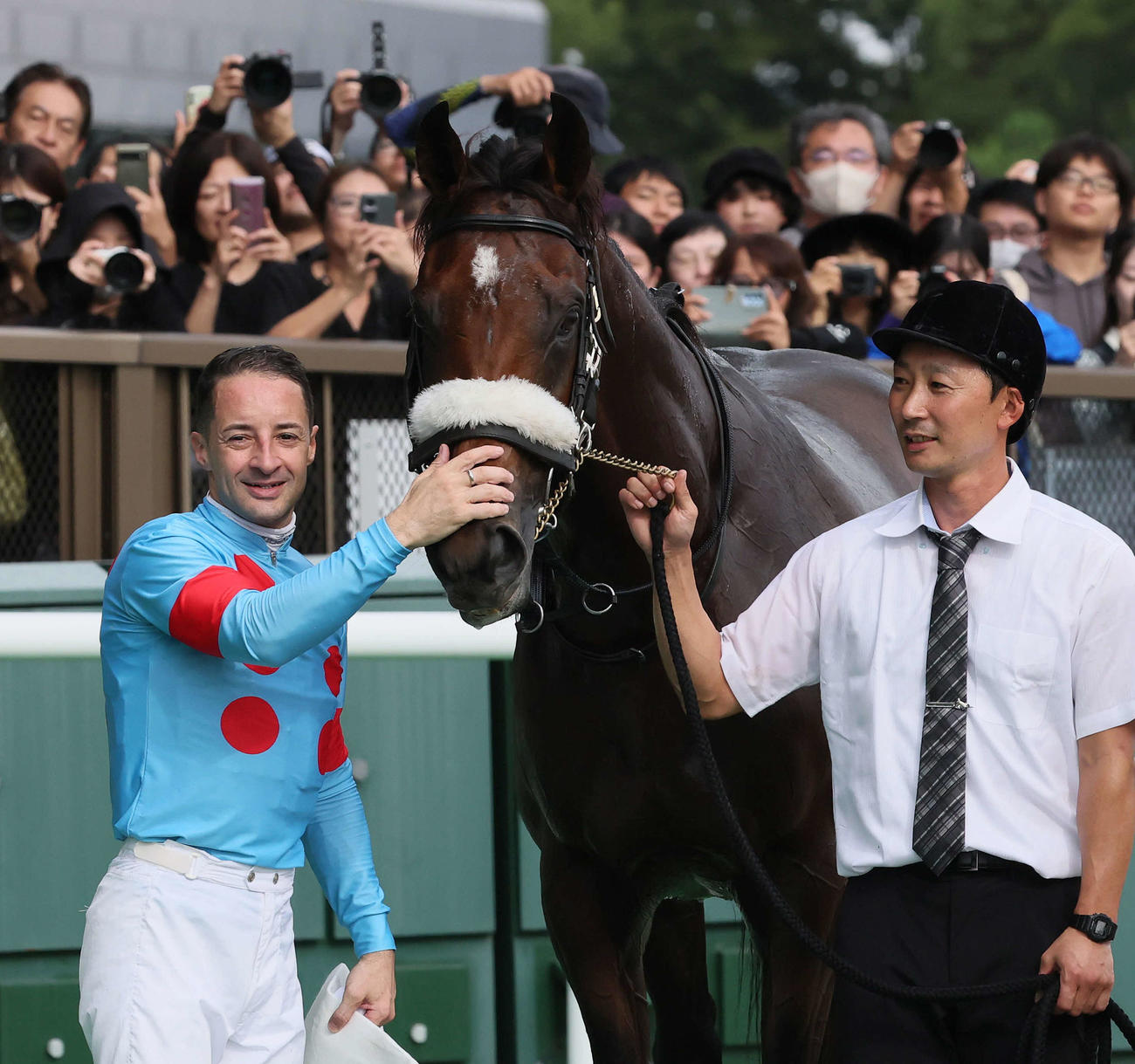 東京8R、3歳上1勝クラスを制したアロンズロッドをねぎらうルメール騎手（撮影・丹羽敏通）