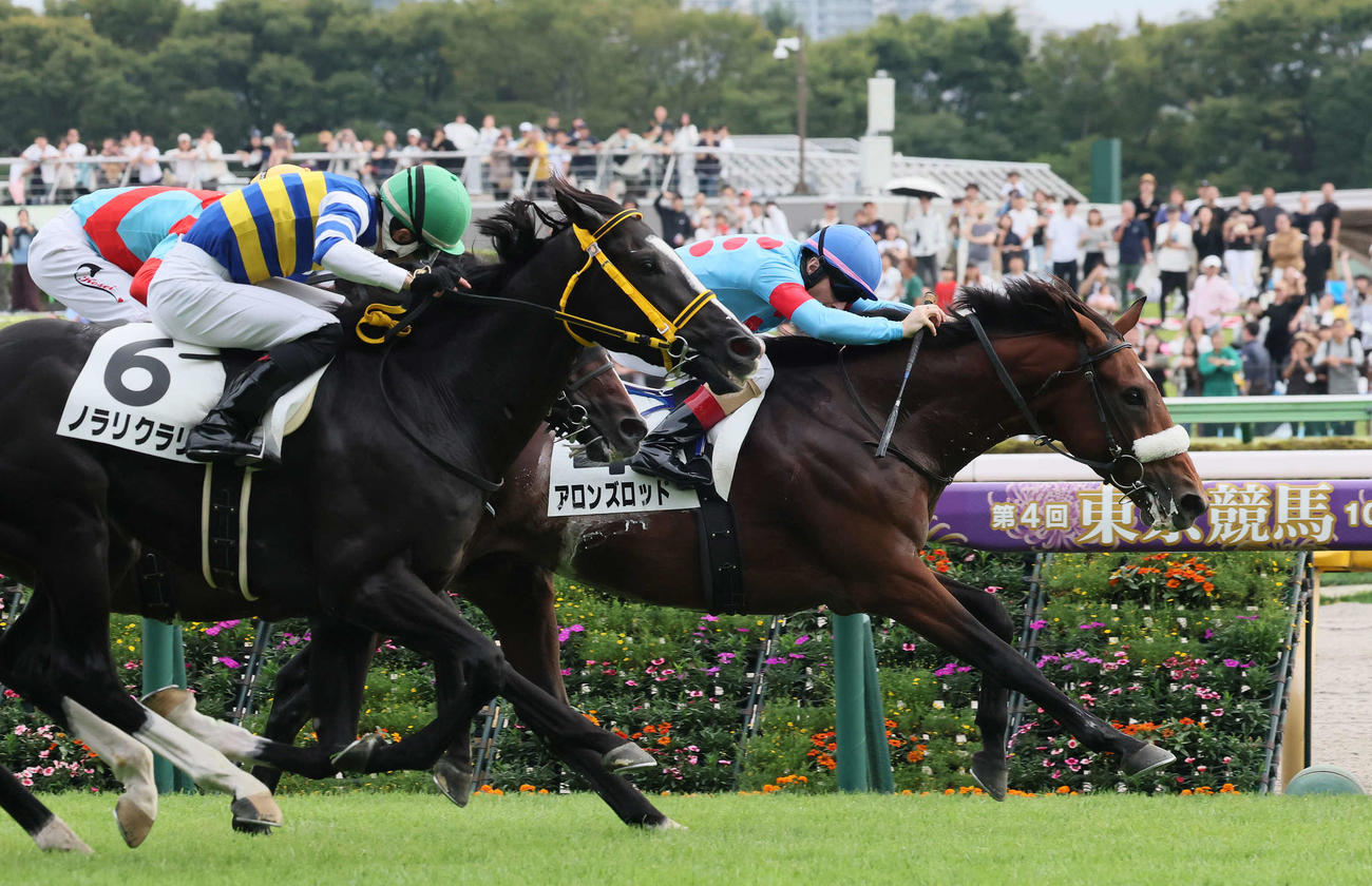 東京8R、3歳上1勝クラスを制したアロンズロッドとルメール騎手（右）（撮影・丹羽敏通）