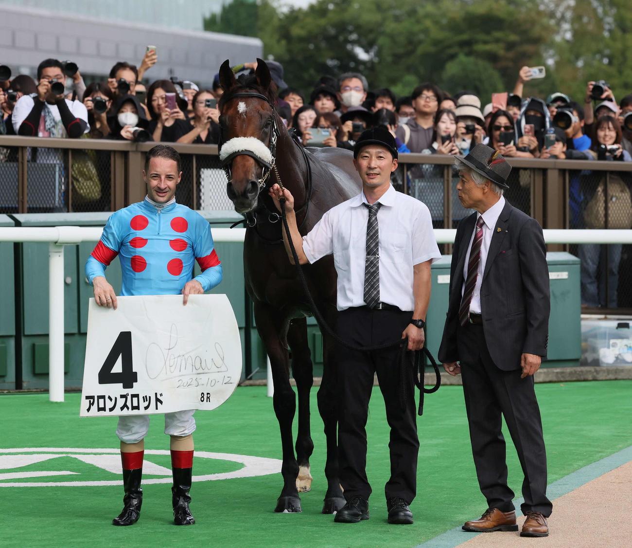 東京8R、3歳上1勝クラスを制したアロンズロッドの口取りをするルメール騎手と国枝師（撮影・丹羽敏通）