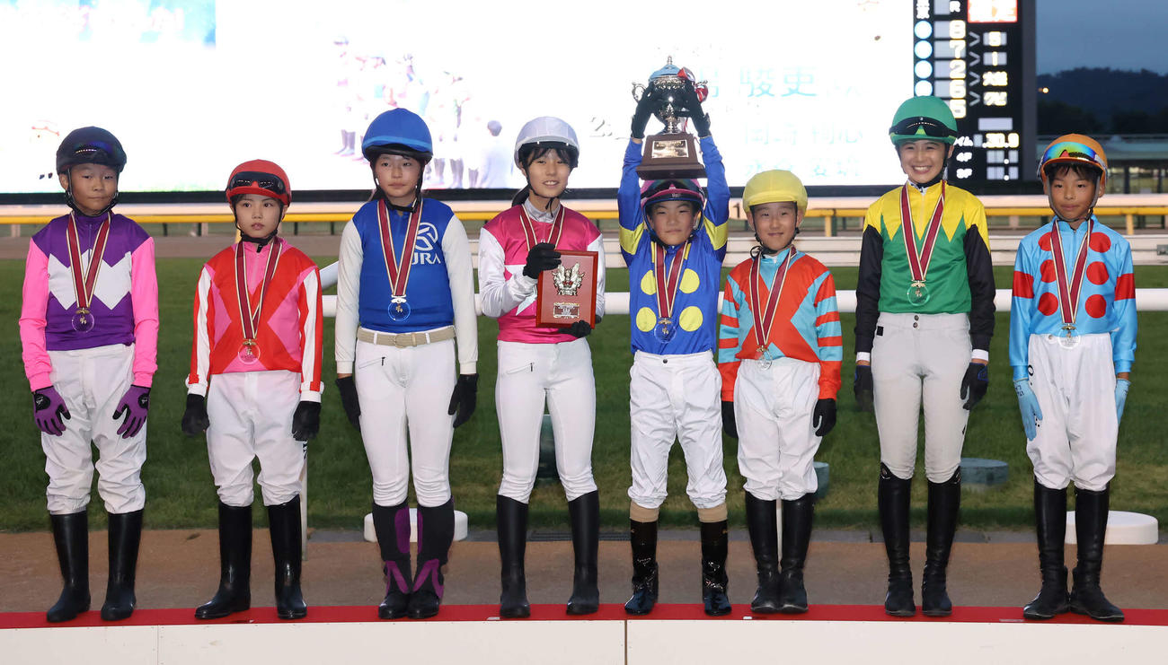 ジョッキーベイビーズに参加して写真に納まる出場者たち（撮影・丹羽敏通）