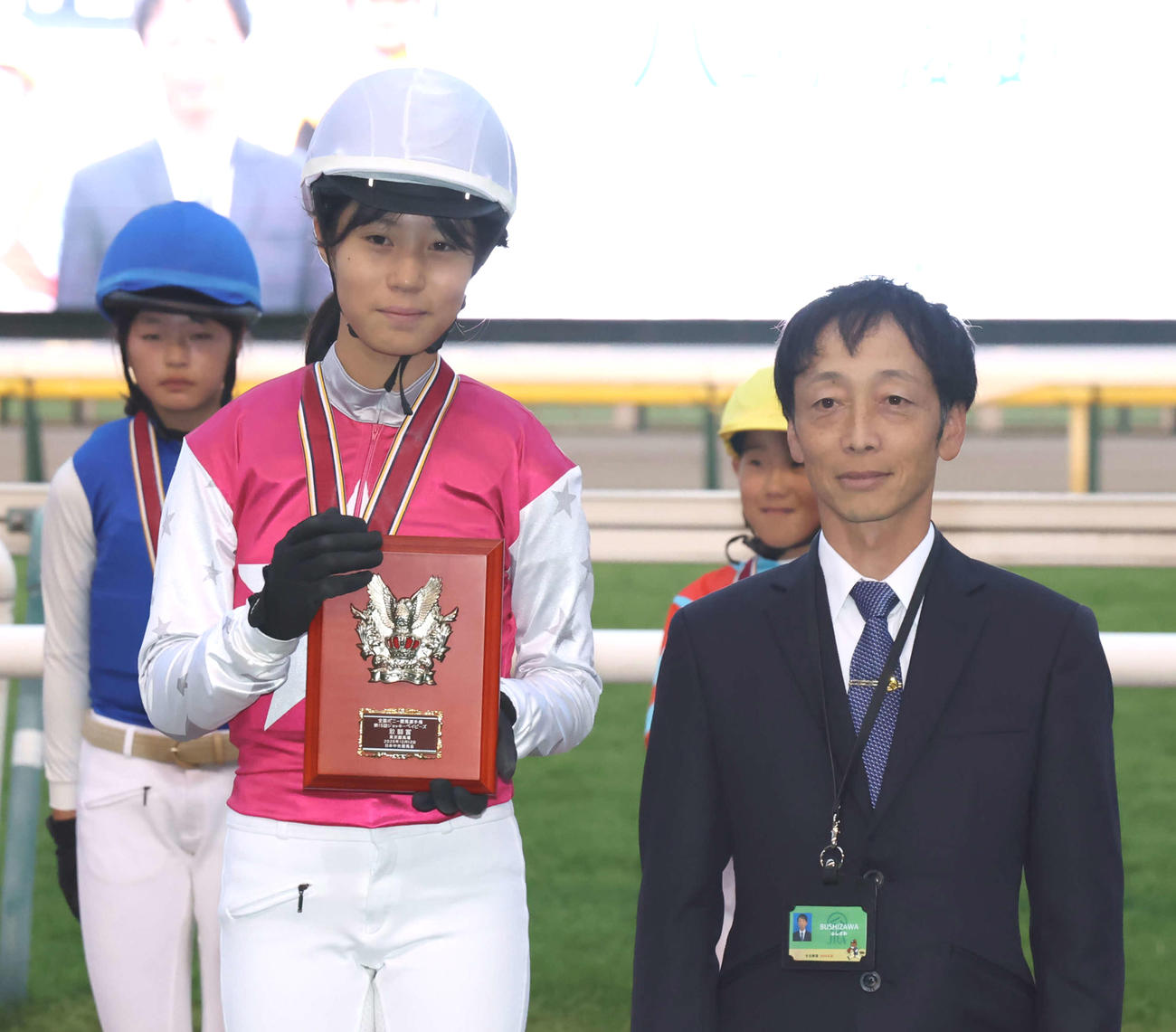 敢闘賞を受賞してプレゼンターの武士沢教官と写真に納まる金城さん（撮影・丹羽敏通）