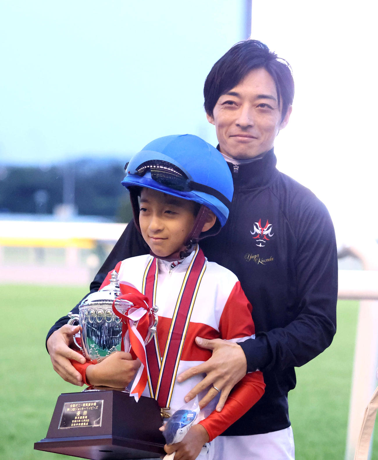 23年ジョッキーベイビーズ、優勝した川田純煌選手を満面笑みで抱きしめる父の川田将雅騎手