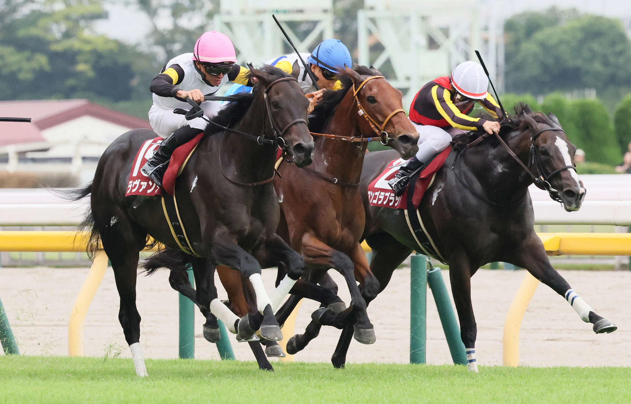 アイルランドTを制したラヴァンダと岩田望騎手（左）（撮影・丹羽敏通）