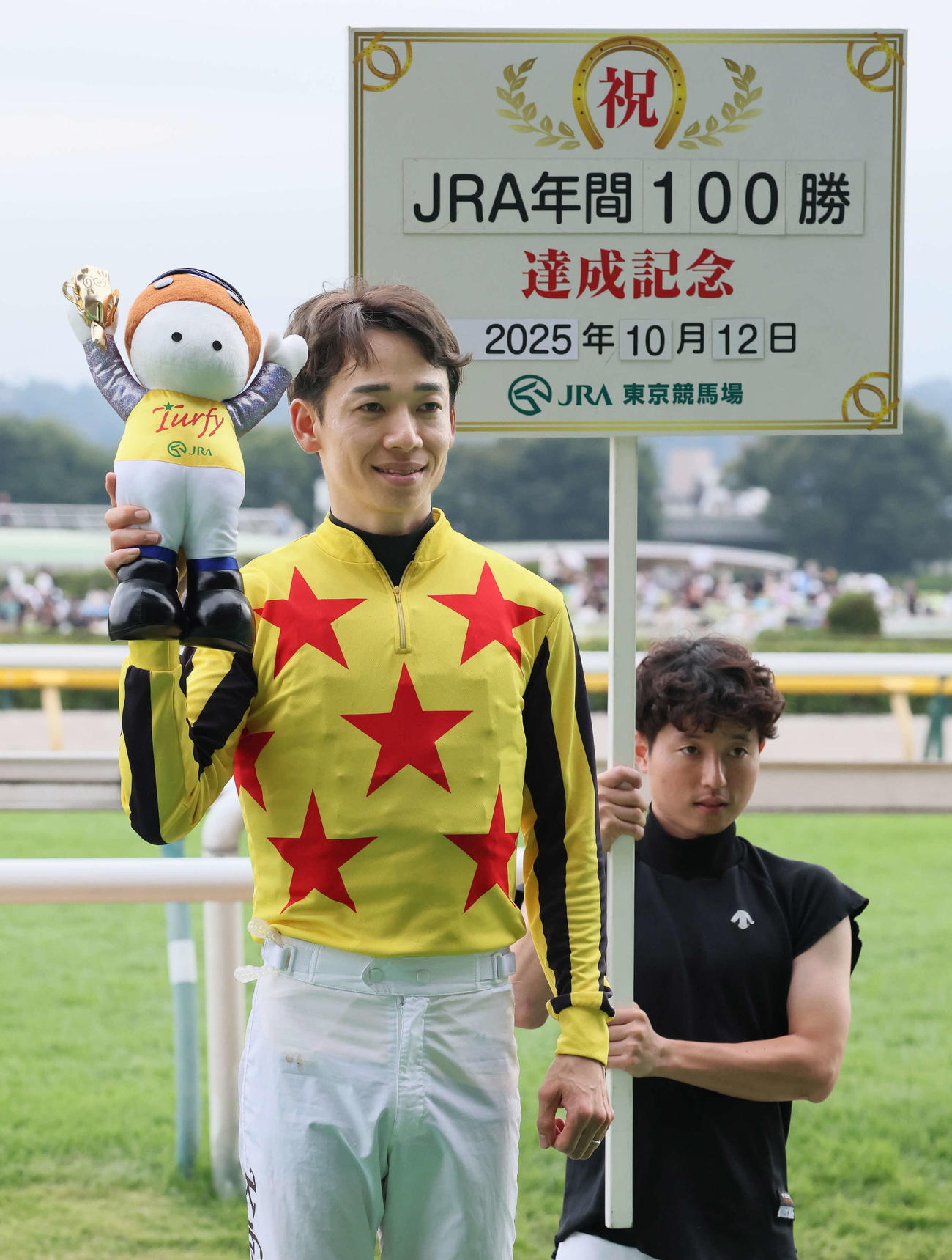 東京10R、テレビ静岡賞をワイワイレジェンドで制して年間100勝を達成した松山騎手（撮影・丹羽敏通）