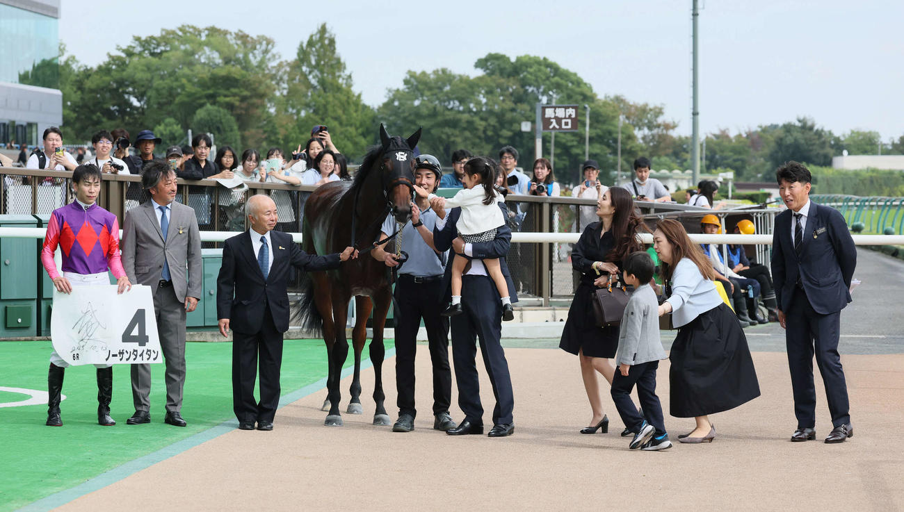 東京6R、2歳新馬戦を制したノーザンタイタンの口取りをする横山武騎手と中舘師（撮影・丹羽敏通）