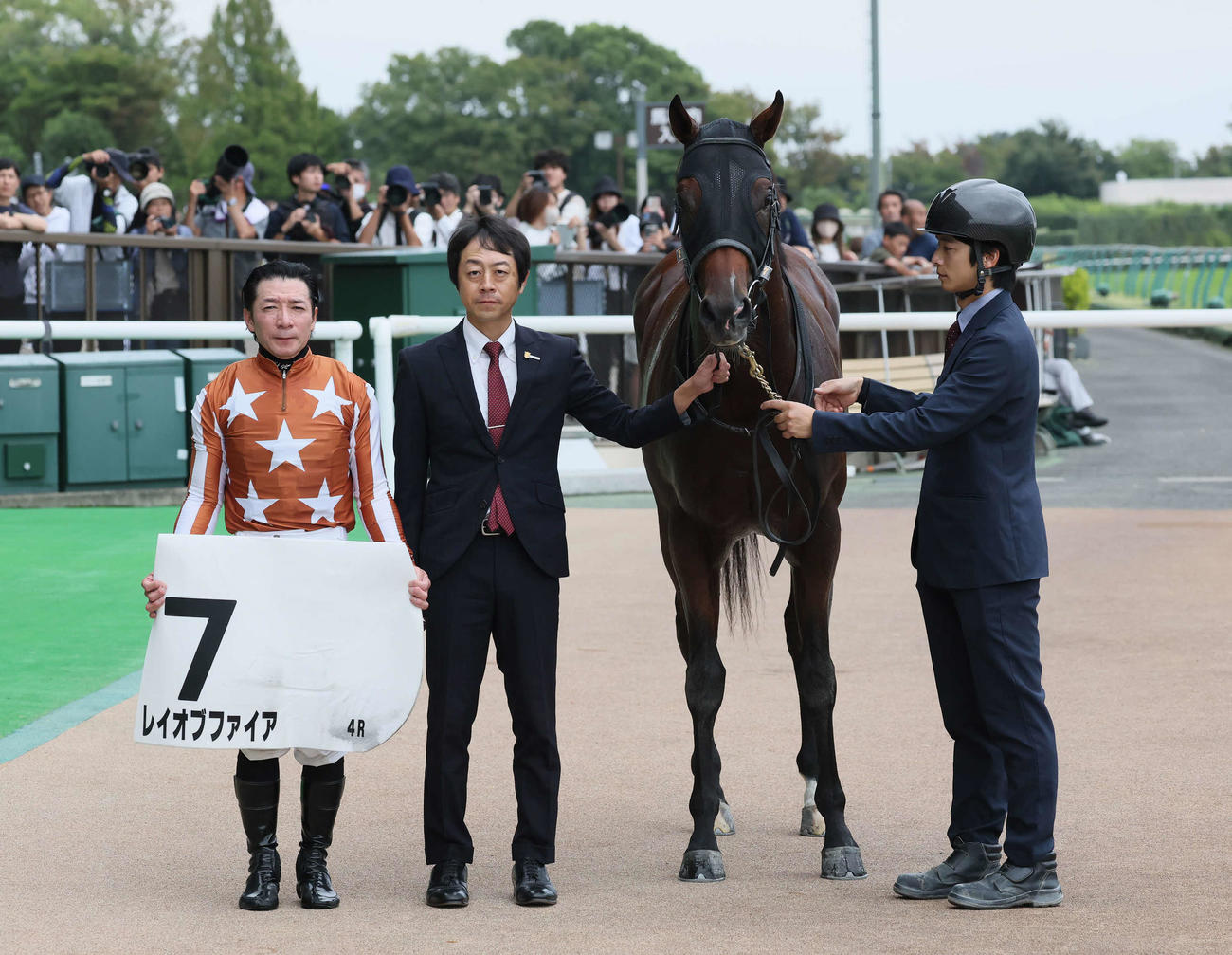日曜東京4R、2歳新馬戦を制したレイオブファイアの口取りをする内田騎手と加藤士師