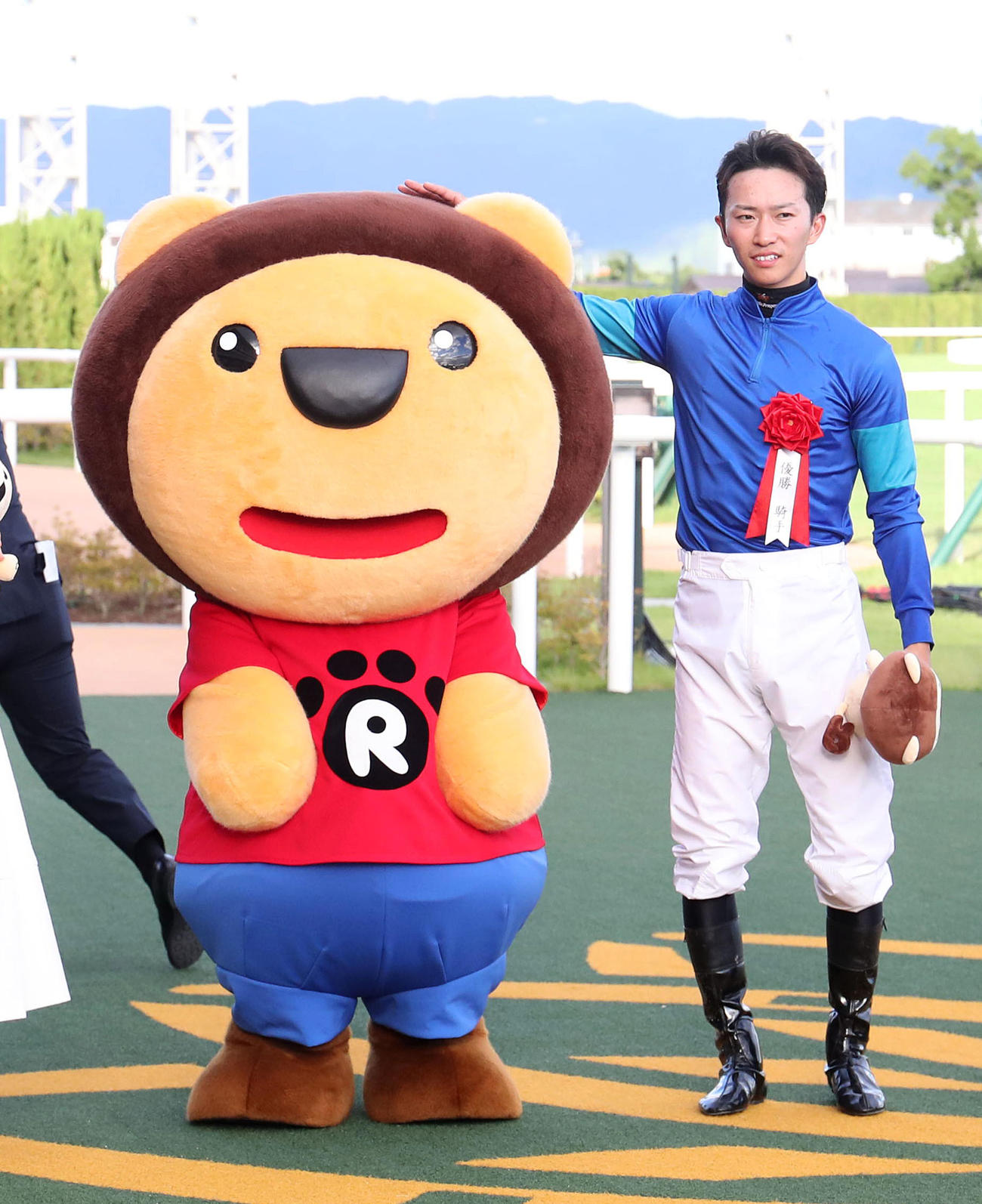 らじおんちゃん（左）の頭をなでる菅原明騎手（撮影・白石智彦）