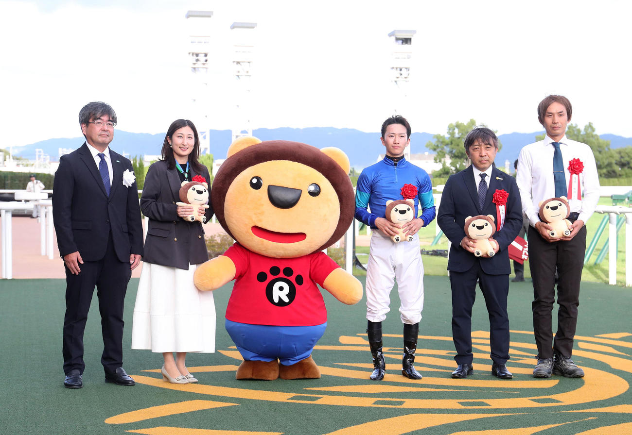 らじおんちゃんと記念写真に納まる菅原明騎手（右から3人目）（撮影・白石智彦）