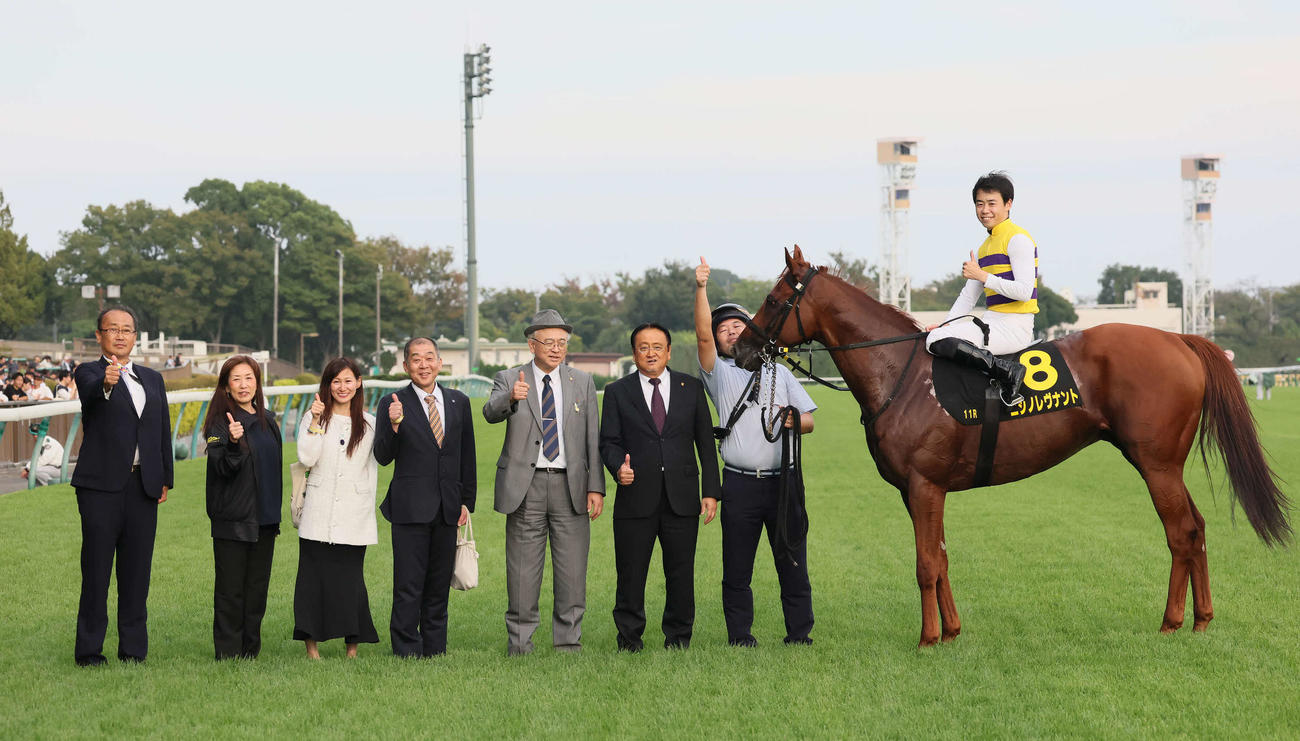 オクトーバーSを制したニシノレヴナントの口取りでポーズを決める上原博師、野中騎手と関係者