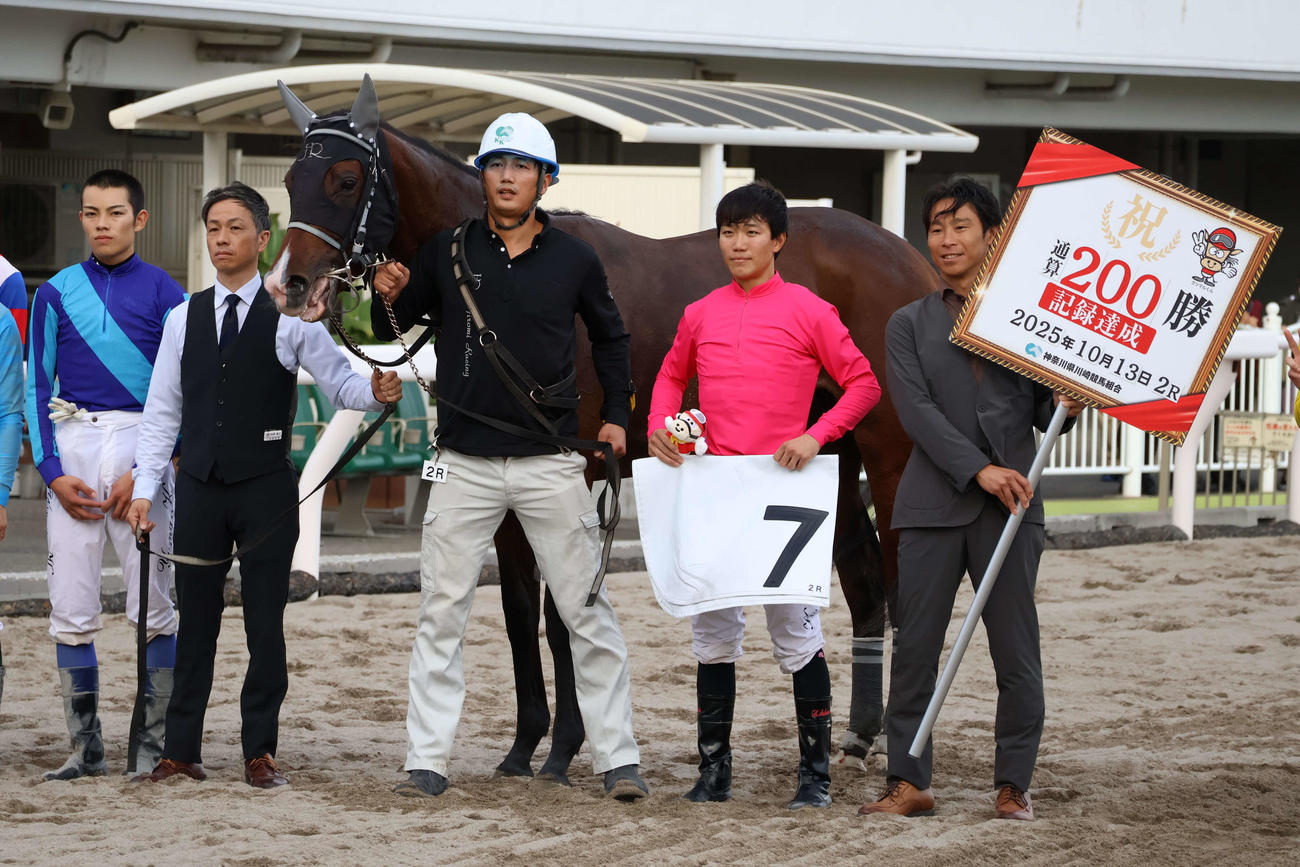 川崎2Rで地方競馬通算200勝を達成した川崎の桜井光輔騎手（右から2人目）