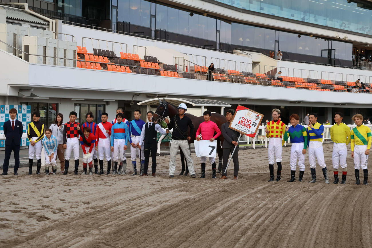 川崎2Rで地方競馬通算200勝を達成した川崎の桜井光輔騎手（右から7人目）