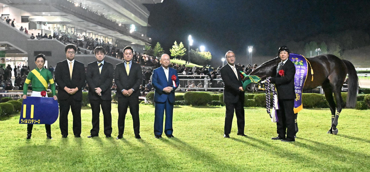 南部杯を制したウィルソンテソーロの口取りをする川田騎手と高木師（右から2人目）ら関係者