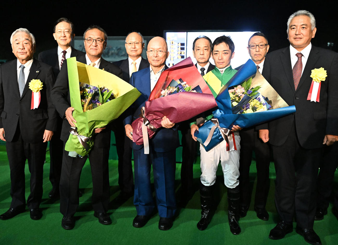 南部杯を制し、記念撮影する川田騎手と高木師（前列左）ら関係者（撮影・千葉一成）