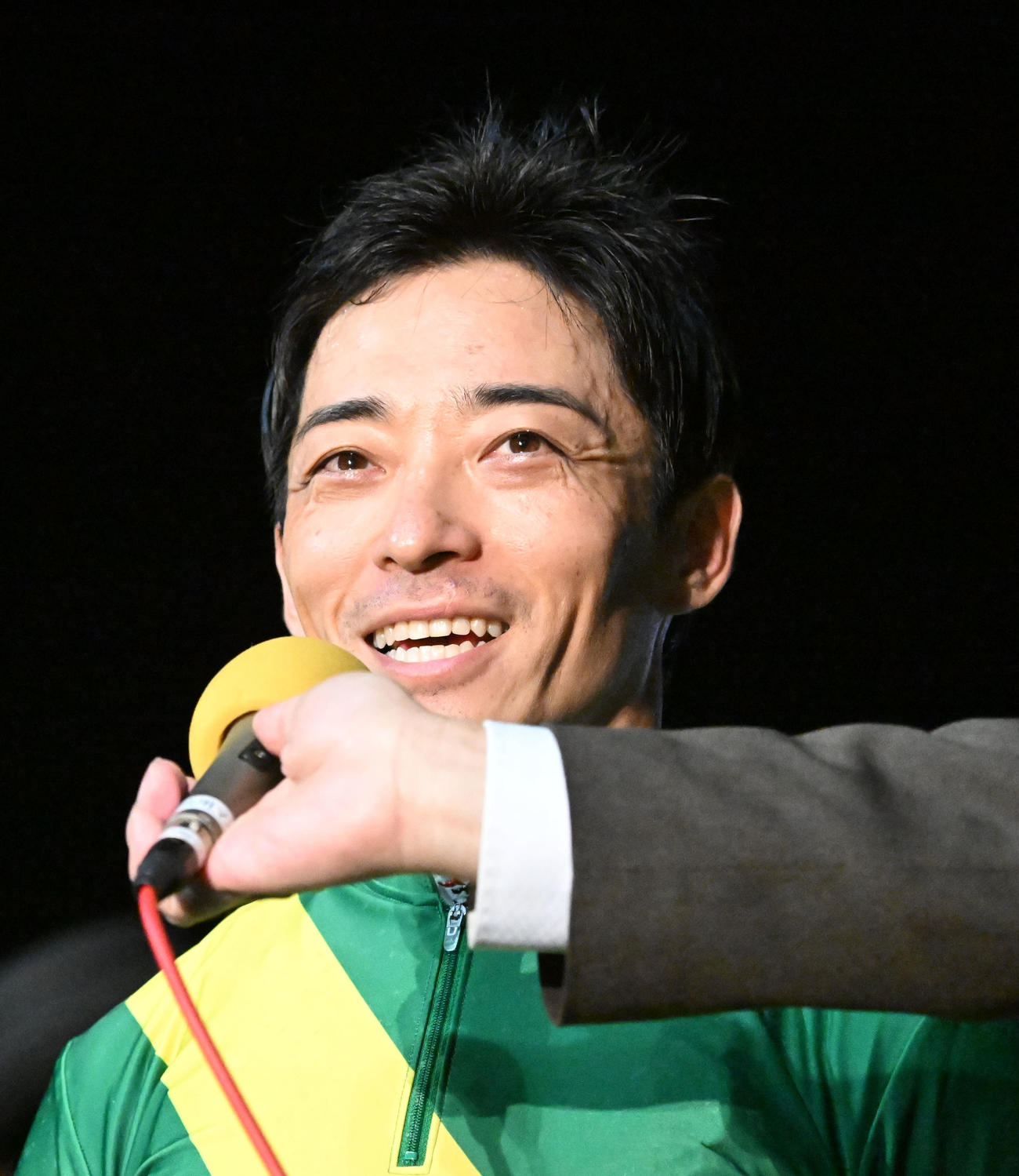 南部杯の勝利者インタビューで笑顔を見せる川田騎手（撮影・千葉一成）
