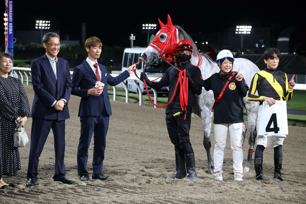 川崎6R、プレストヴィーナスが勝ち初勝利を挙げた川崎の長友豊調教師（左から3人目）
