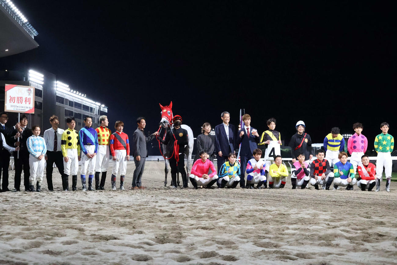 川崎6Rでプレストヴィーナスが勝ち初勝利を挙げた川崎の長友豊調教師（後列右から6人目）