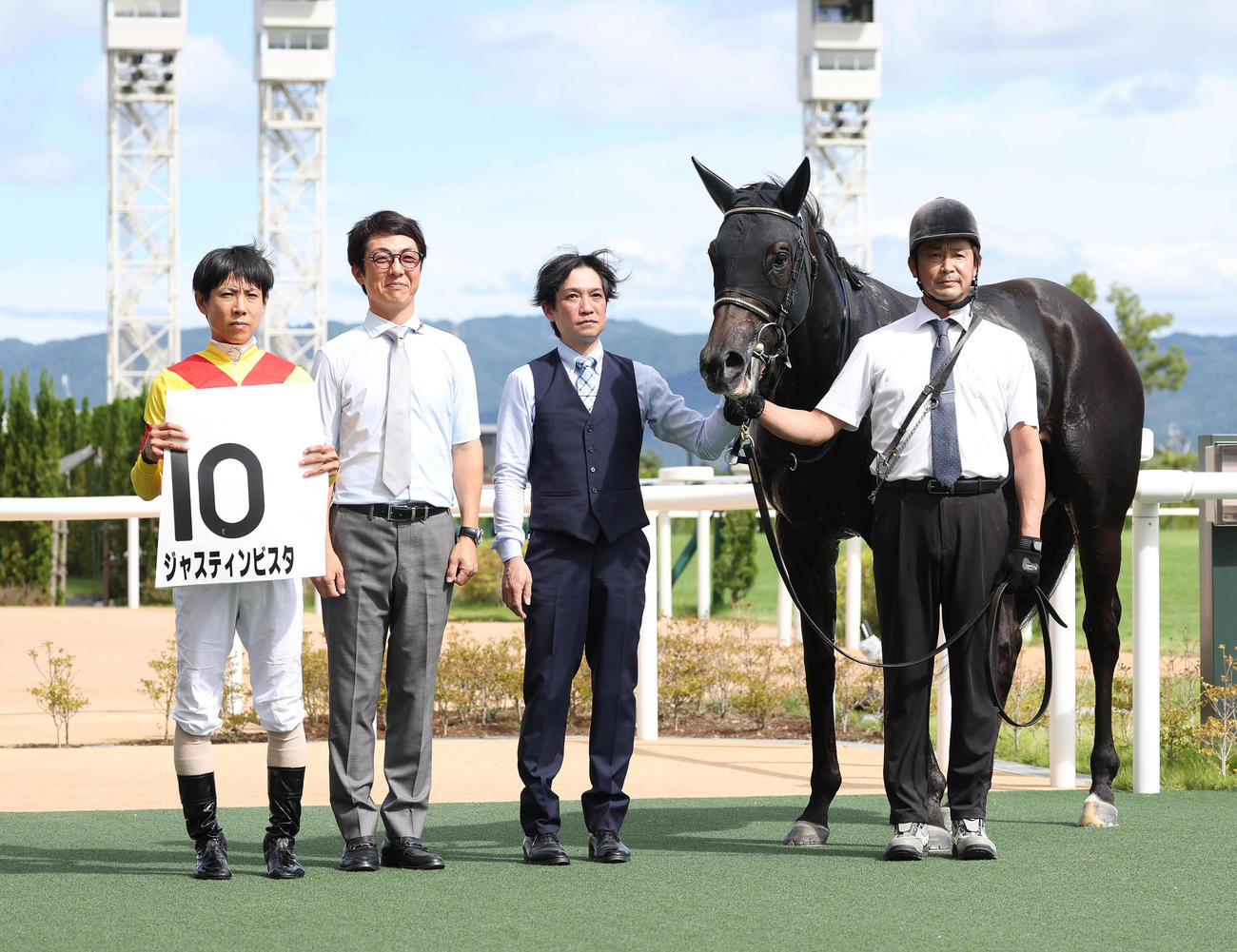 京都5R、新馬戦を制したジャスティンビスタと口取りに並ぶ北村友騎手（左）（撮影・白石智彦）