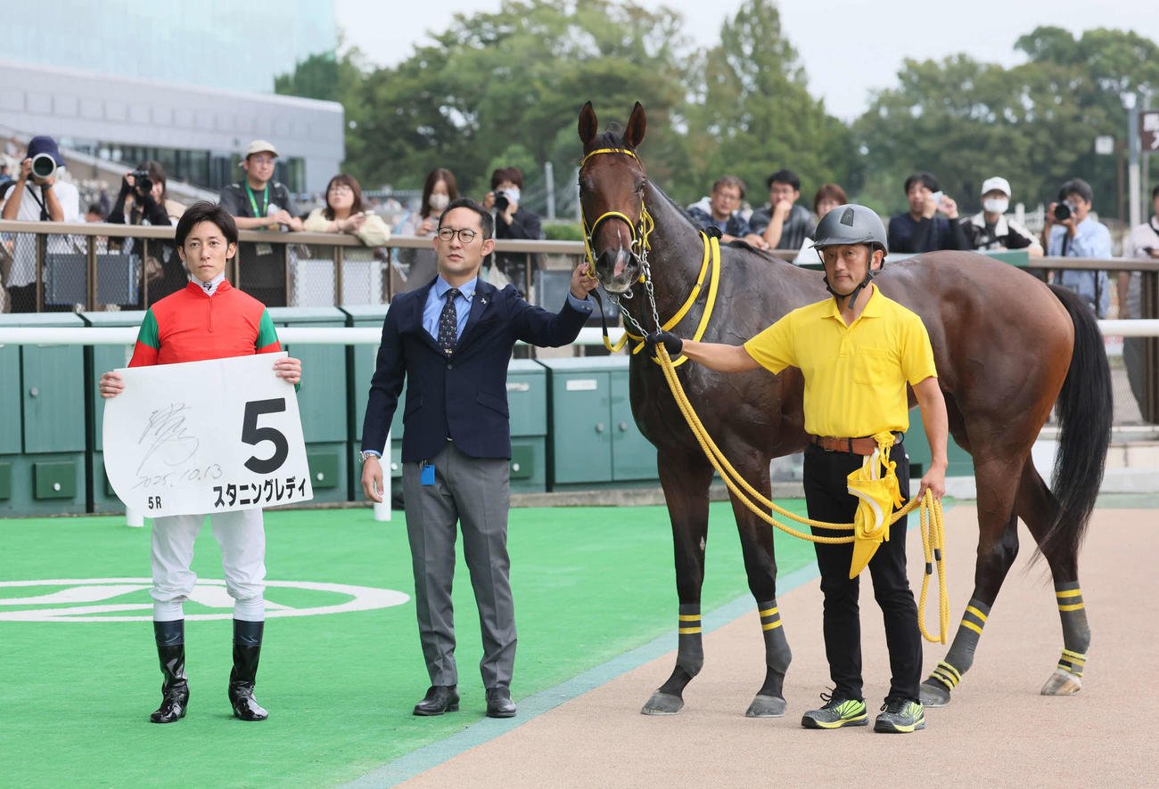 東京5R、2歳新馬戦を制したスタニングレディの口取りをする津村騎手（撮影・丹羽敏通）