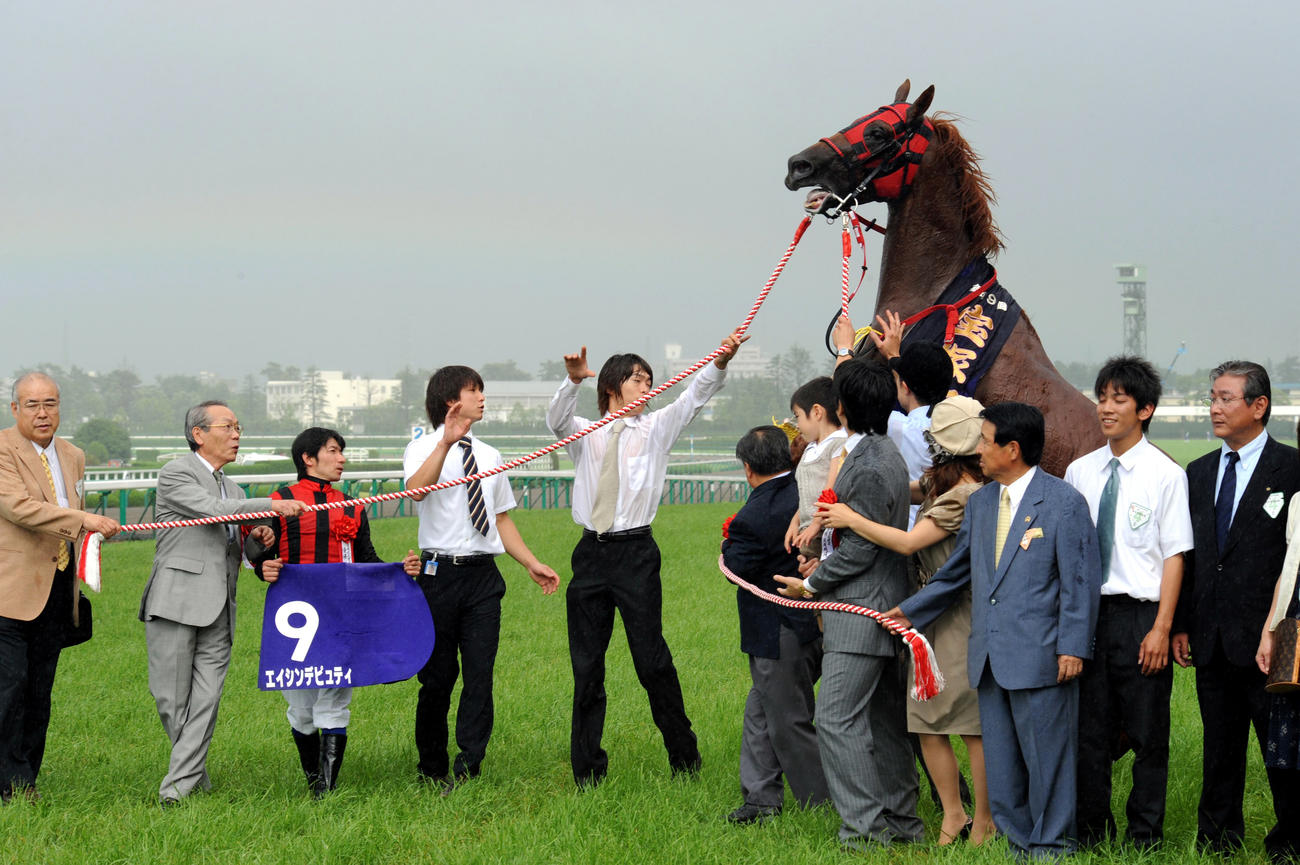 2008年宝塚記念、写真撮影で立ち上がるエイシンデピュティ