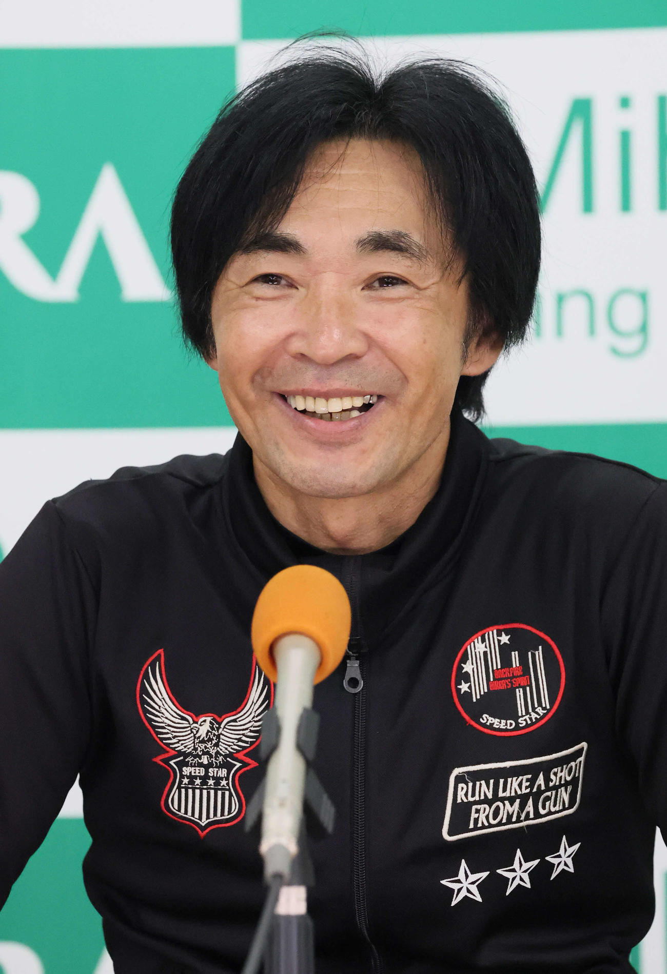 マピュースの追い切りを終えて記者会見する小島助手（撮影・丹羽敏通）