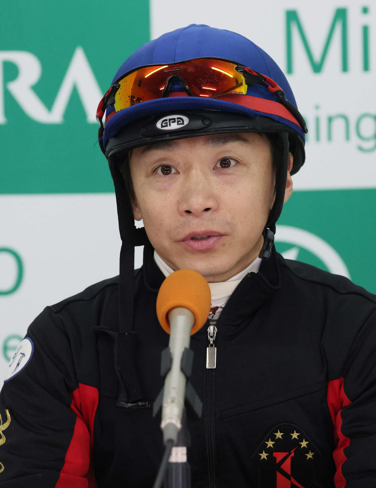 ブラウンラチェットの追い切りを終えて記者会見する池添騎手（撮影・丹羽敏通）