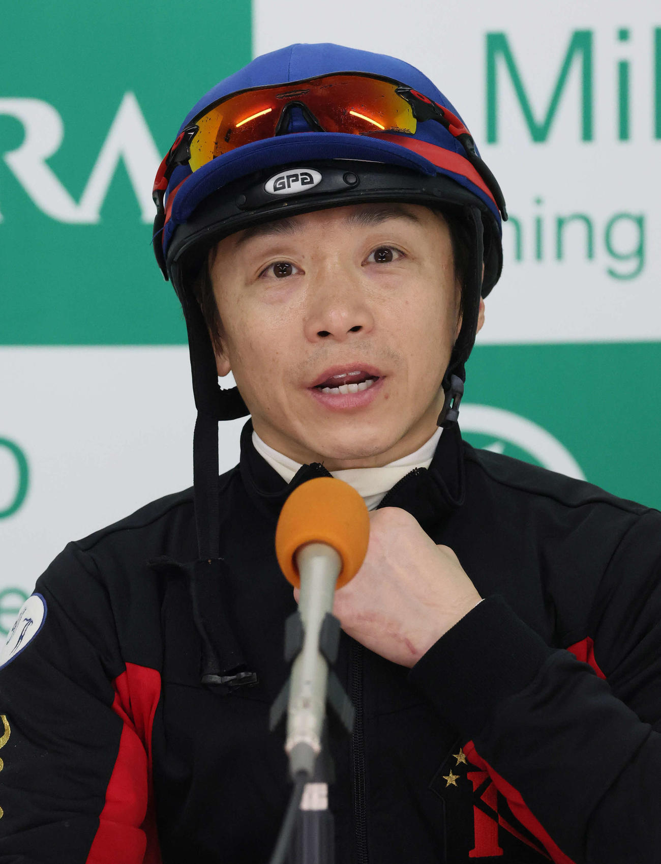 ブラウンラチェットの追い切りを終えて記者会見する池添騎手（撮影・丹羽敏通）