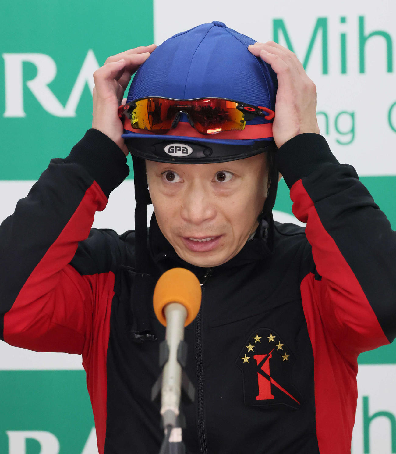 ブラウンラチェットの追い切りを終えて記者会見する池添騎手（撮影・丹羽敏通）