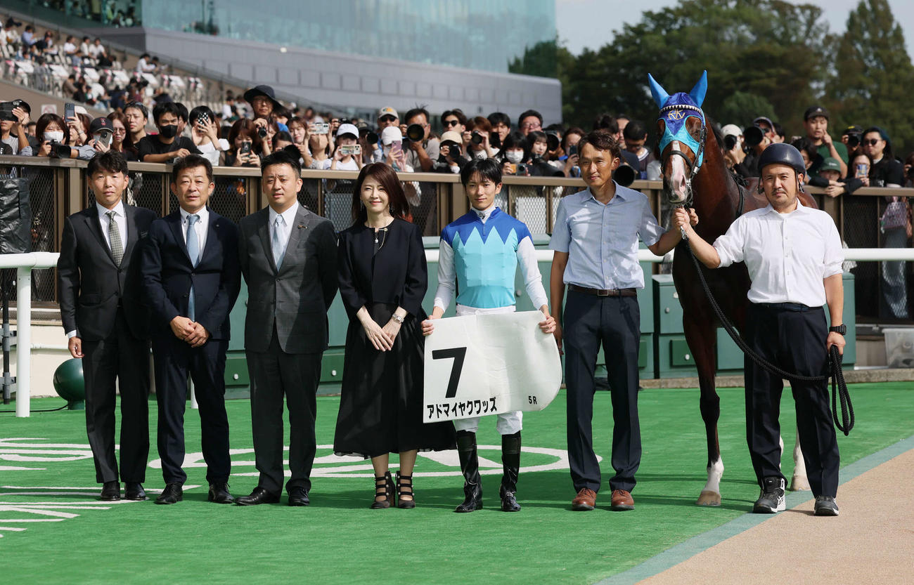 東京5R、2歳新馬戦を制したアドマイヤクワッズの口取りをする友道師、近藤オーナーと坂井騎手（撮影・丹羽敏通）