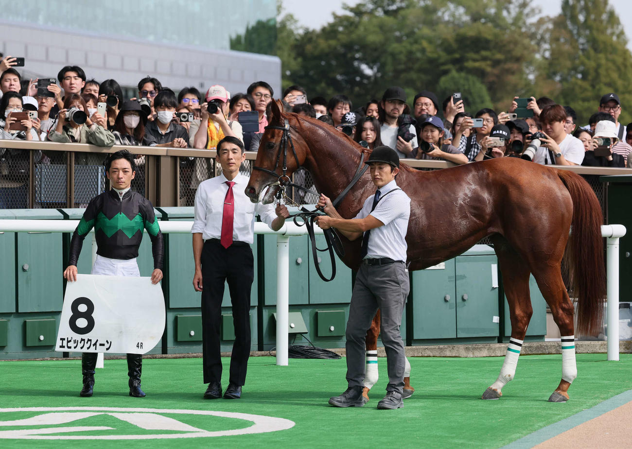 東京4R、2歳新馬戦を逃げ切ったエピッククイーンの口取りをする川田騎手（撮影・丹羽敏通）