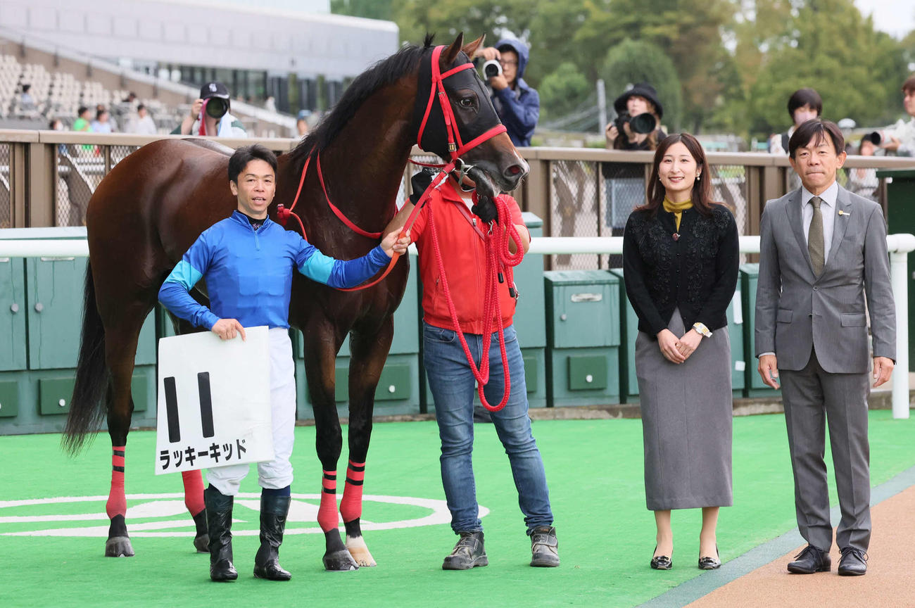 東京4R、2歳新馬戦を快勝したラッキーキッドの口取りをする北村宏騎手と加藤征師（撮影・丹羽敏通）