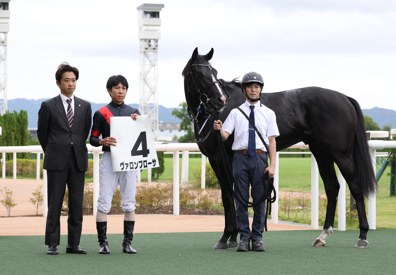 京都5R新馬戦を制したヴァロンブローサと口取りに並ぶ北村友騎手（中央）（撮影・白石智彦）