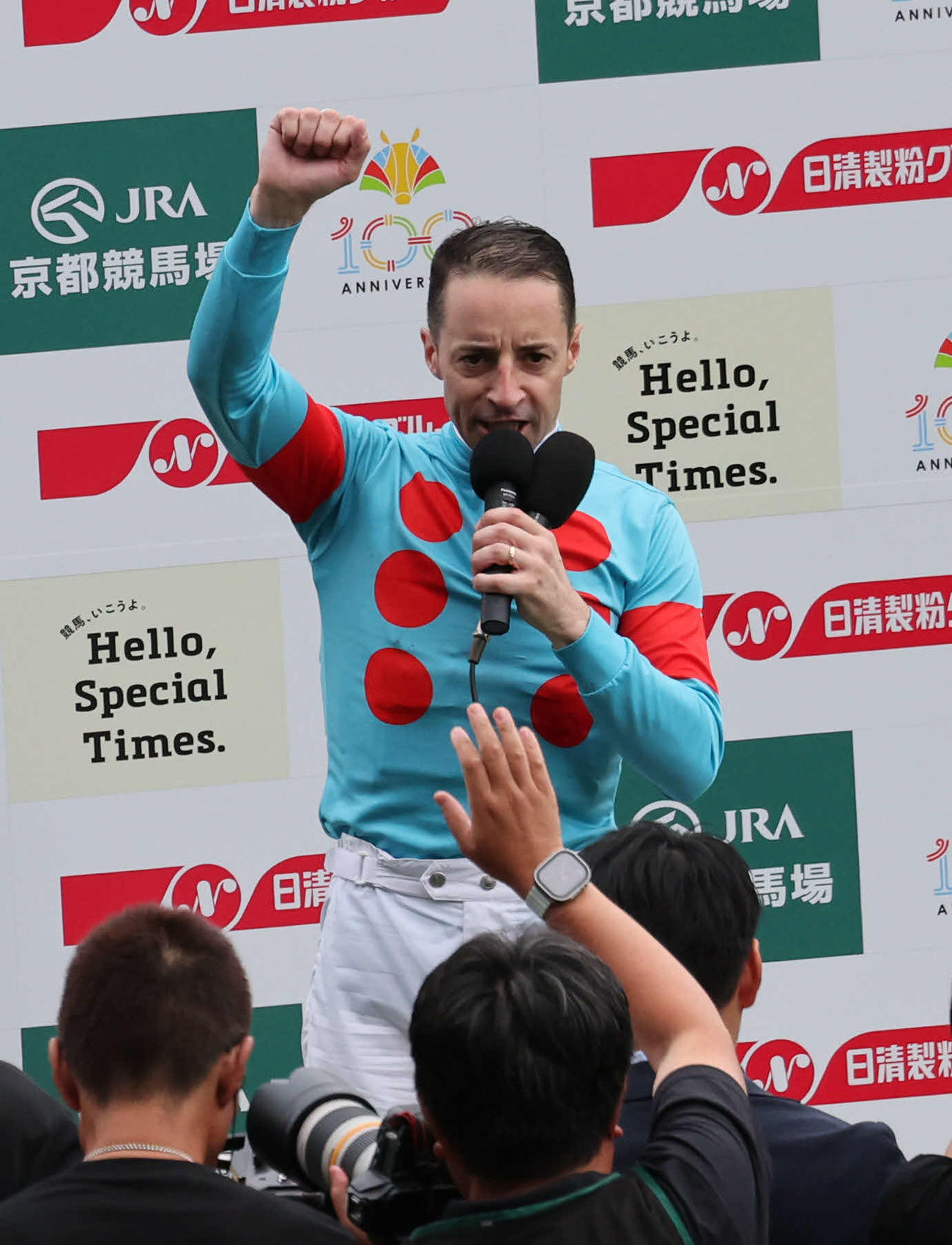 秋華賞を制したルメール騎手（右）はインタビュー後、ファンに向かってガッツポーズ（撮影・西尾就之）