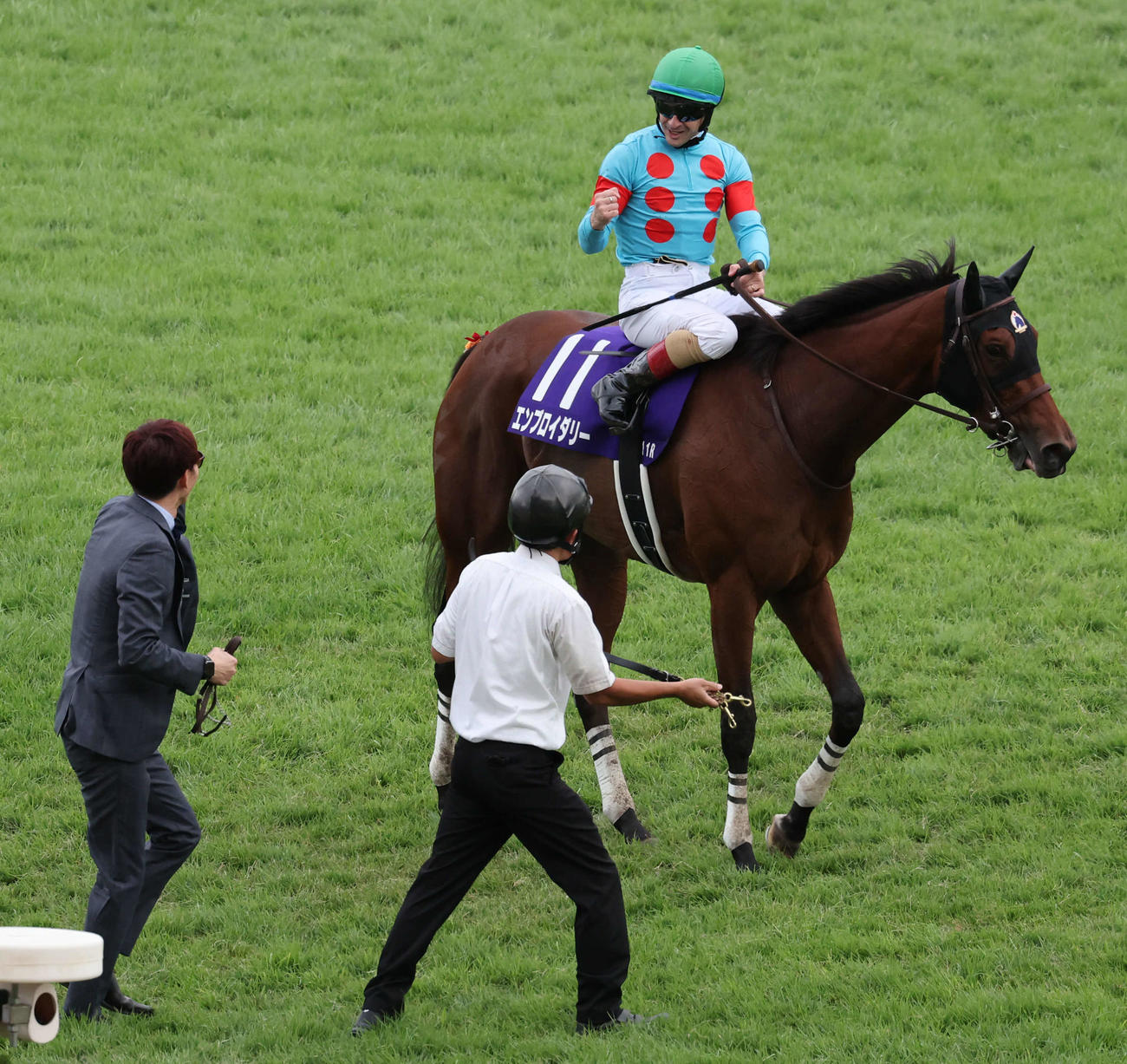 エンブロイダリーで秋華賞を制したルメール騎手は厩舎関係者に向かってガッツポーズ（撮影・西尾就之）