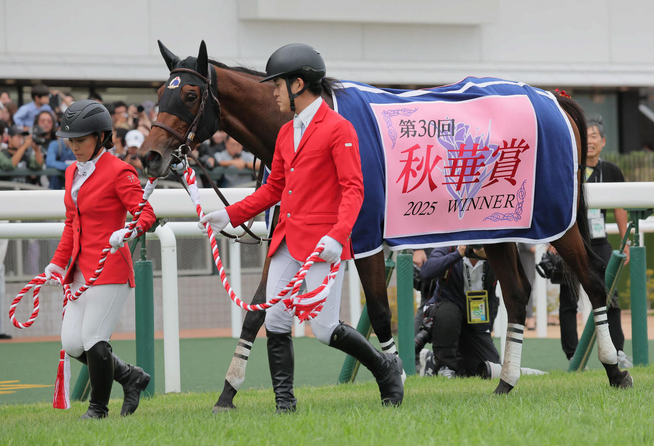 秋華賞を制しレイを掛けられたエンブロイダリー（撮影・宮崎幸一）